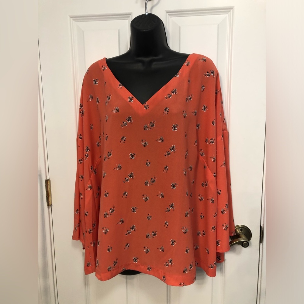 NWT Lane Bryant size 20 v-neck blouse. 3/4 bell sleeves. Coral/floral print
